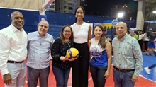 Geraldine González reconocida por Club Naco en inicio voleibol