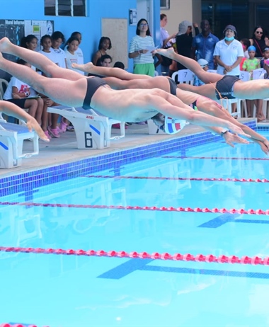 Celebran primera evaluacion de la escuela de natacion