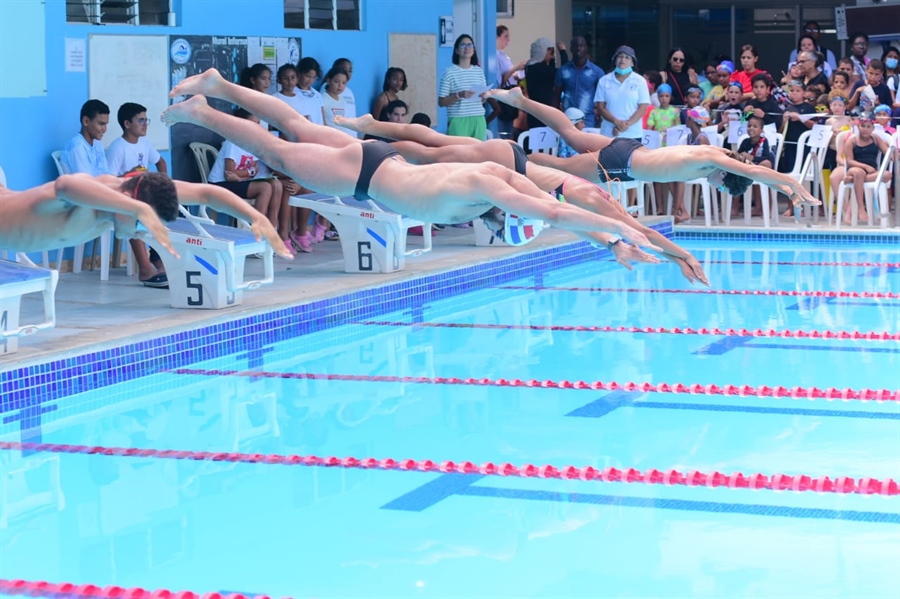 Celebran primera evaluacion de la escuela de natacion