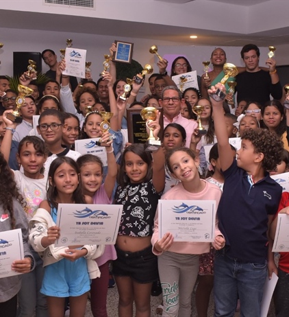 Club Deportivo Naco premia nadadores más sobresalientes año 2022