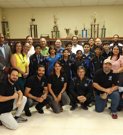 Junta Directiva recibe delegación de tenis de mesa