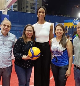 Geraldine González reconocida por Club Naco en inicio voleibol