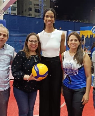 Geraldine González reconocida por Club Naco en inicio voleibol