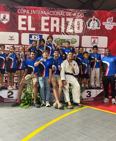 ¡Judo Naco gana el trofeo al "Mejor Equipo Internacional”!