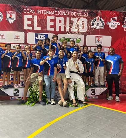 ¡Judo Naco gana el trofeo al "Mejor Equipo Internacional”!