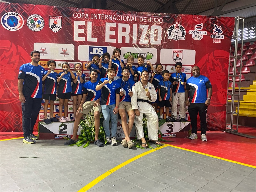 ¡Judo Naco gana el trofeo al "Mejor Equipo Internacional”!