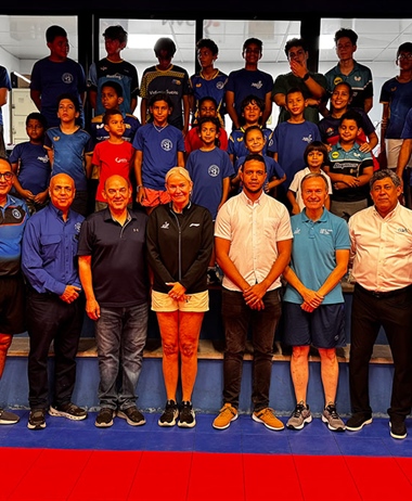 Presidenta de la ITTF, Petra Sörling, visita el Club Deportivo Naco