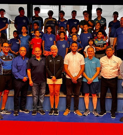 Presidenta de la ITTF, Petra Sörling, visita el Club Deportivo Naco