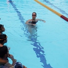 Doble campeona mundial de natación Megan Romano imparte clínicas