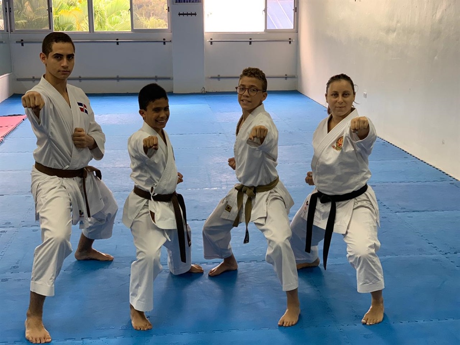 Karatecas del Club se Preparan para Evaluación de Cinturon Negro