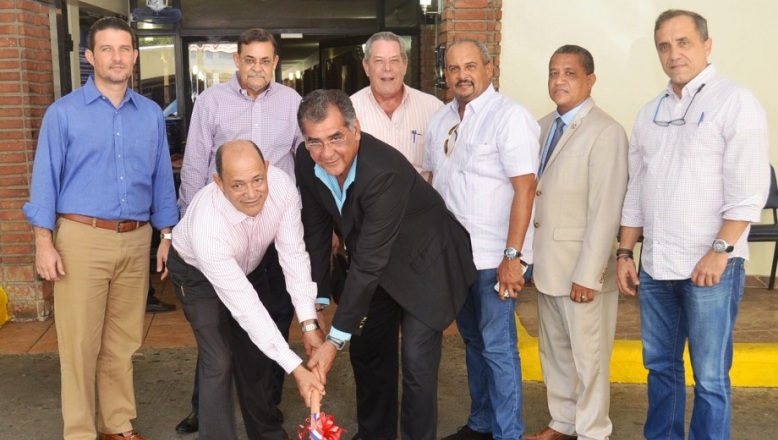 Pou Guerra da el picazo para comienzo la remodelación puerta deportiva Club Naco