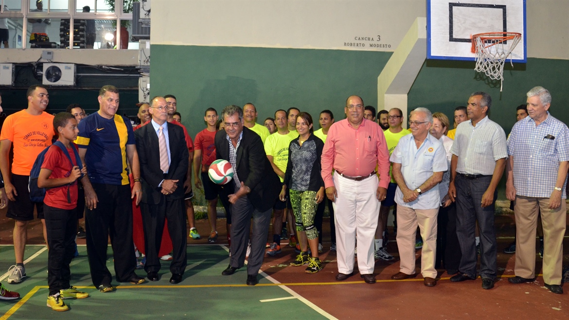 Pou inauguró torneo de voleibol máster