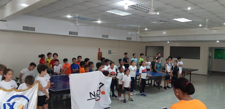 Decenas de Jóvenes Participan en Torneo Navideño de Tenis de Mesa