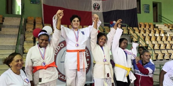 Judocas del Naco Lograron 6 Medallas en Copa Navideña