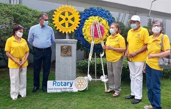 Rotary International Depositó Ofrenda Floral al Busto de Paul Harris