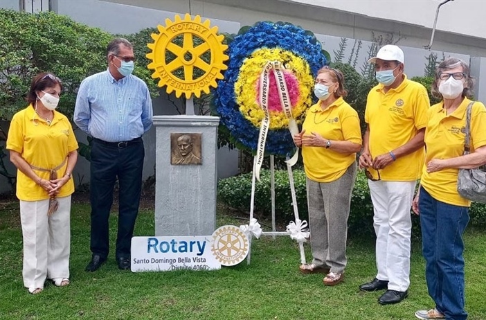 Rotary International Depositó Ofrenda Floral al Busto de Paul Harris